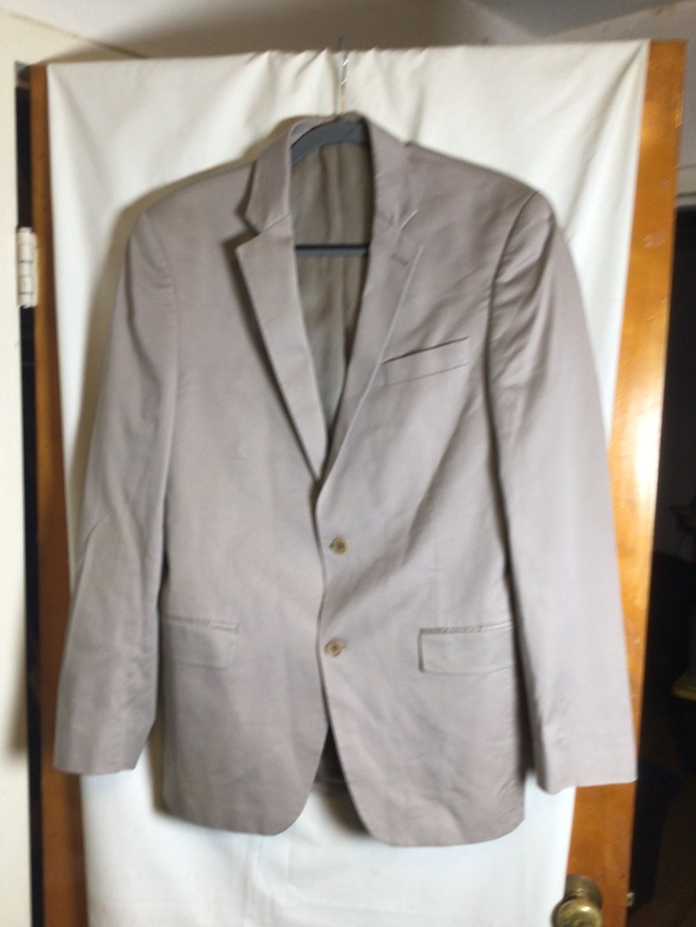 John Varvatos blazer a SZ 40R structured lined with lapel and button closure
